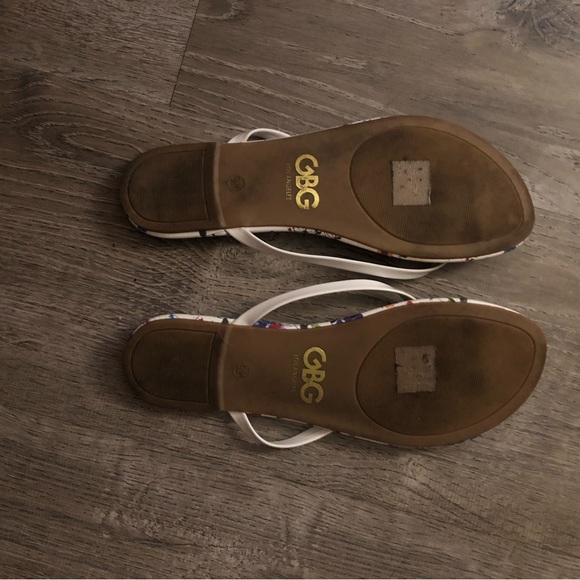 GBG Los Angeles white floral flip flops - Picture 4 of 5